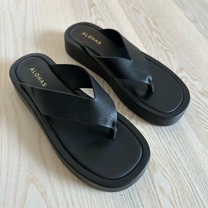 Alohas Overcast Black Leather Sandals NWOT